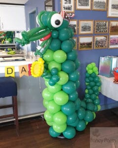 Crocodile balloon sculpture for children's party balloon